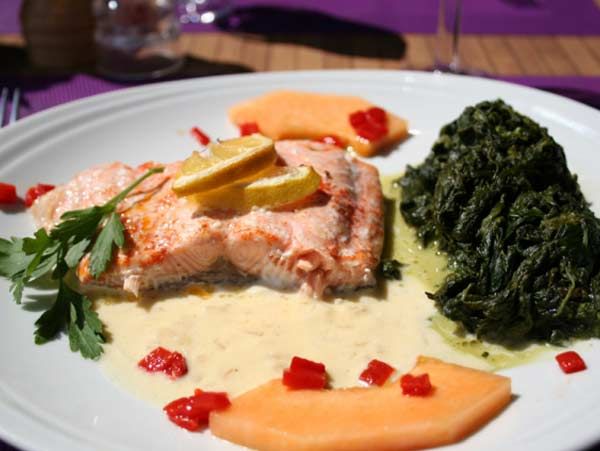 Saumon beurre blanc, épinards frais en branche