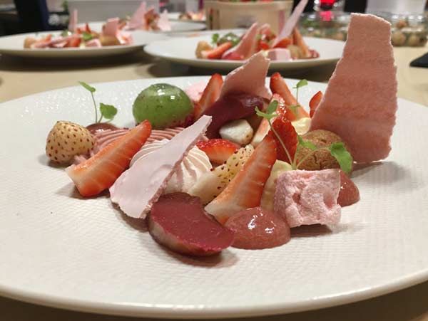 Douceur de fraises et rhubarbe, crème et éclats de meringue